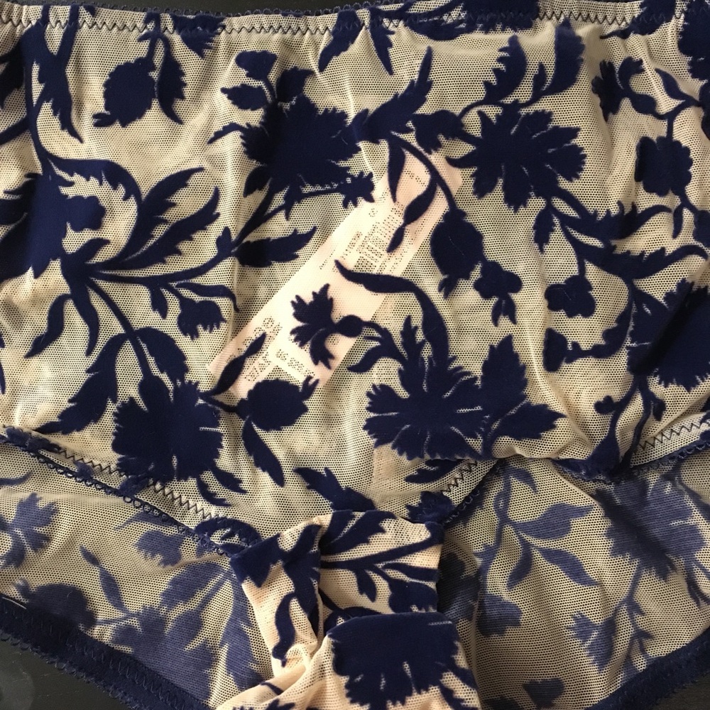 Victoria’s Secret Velvet Floral Shortie NWT - Picture 7 of 10